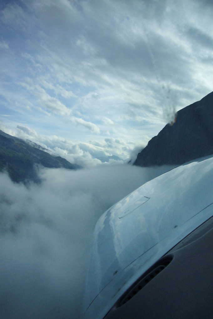 Flugtaktik in den Bergen bei Wolken