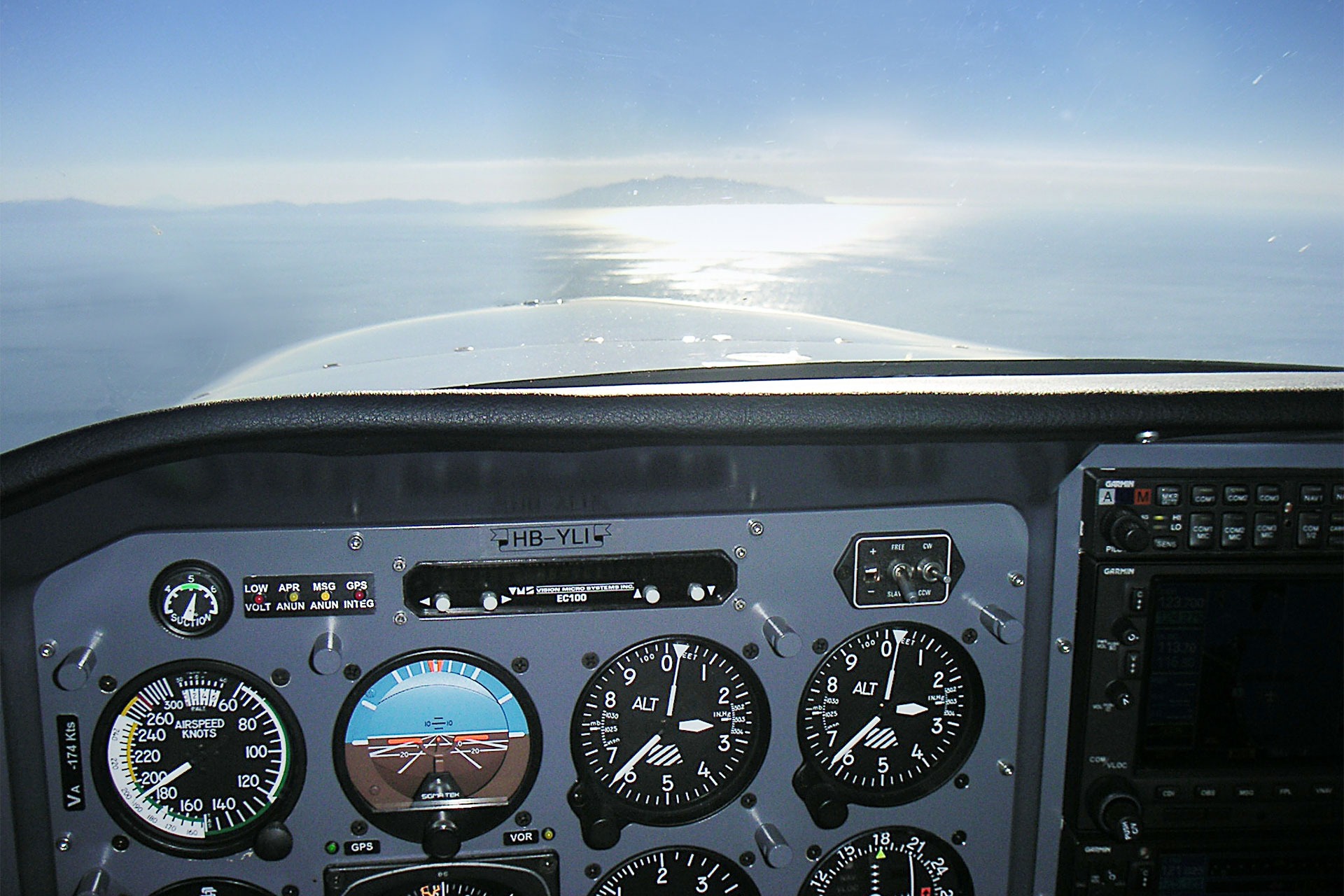 Im Cockpit einer Glasair kurz vor Elba.