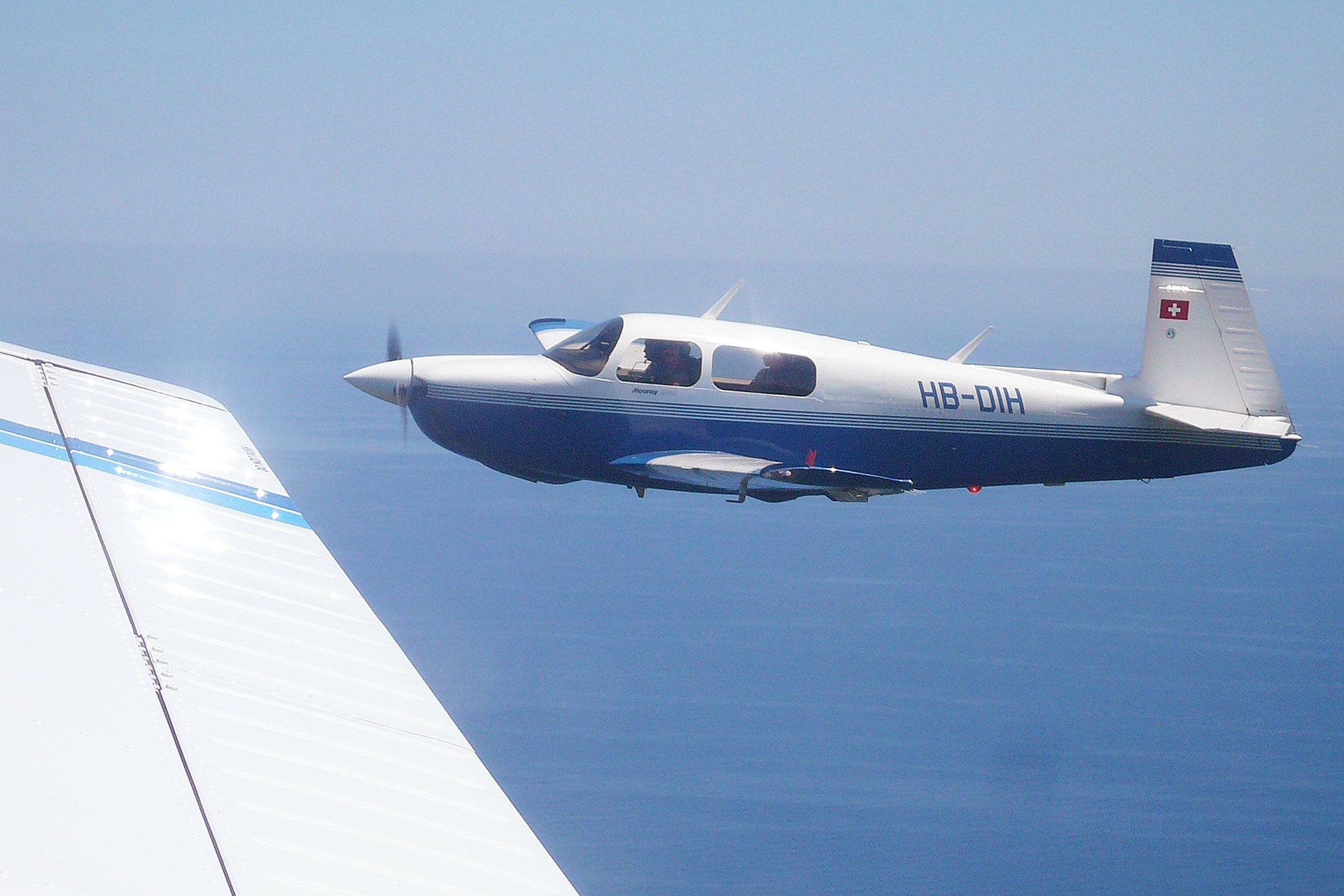 Im Formationsflug mit der Mooney M20J übers Mittelmeer.
