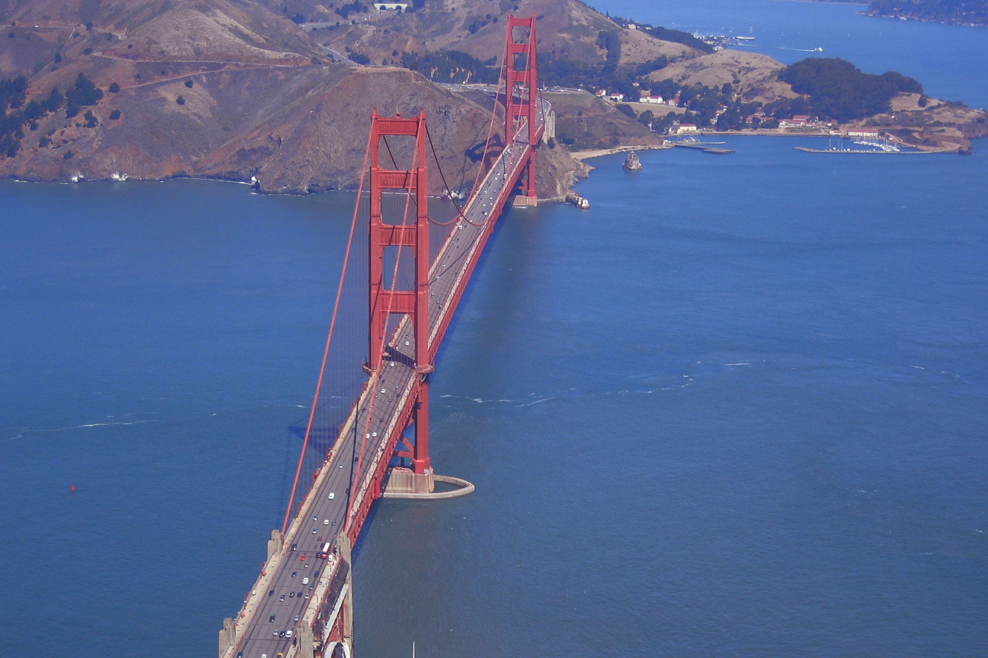 Vorbei an San Franciscos Wahrzeichen, der Golden Gate Bridge.